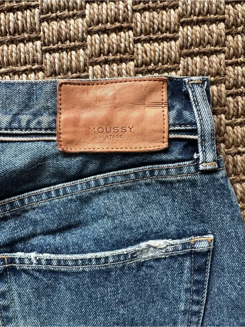 Moussy Vintage Women’s Size 26 Medium Wash Straight Leg Raw Hem Distressed Jeans